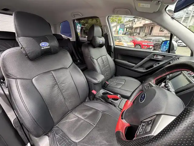 スバル フォレスター 2．0XT アイサイト 熊本県 2013(平25)年 10.4万km アイスシルバーメタリック ワンオーナー/STI18インチアルミホイール/STIスタビライザー/STIタワーバー/STIシフトノブ/4WD/ターボ/社外メモリナビ(AVIC-ZH0009)/【フルセグTV/SD/Bluetooth/CD/DVD】/バックカメラ/衝突被害軽減システム/レーダークルーズコントロール/レーンキープアシスト/ダウンヒルアシストコントロール/ハーフレザシート/革調シートカバー/前席パワーシート/前席シートヒーター/PROVAブルーミラー/オートLEDライト/ビルトインETC/横滑り防止装置/盗難防止装置/純正フロアマット/プッシュスタート/スマートキー/スペアキー/ベンチシート/取扱説明書/保証書