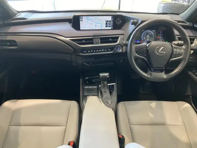 レクサス ＵＸ 250h バージョンC 熊本県 2019(平31)年 6.8万km ソニックチタニウム ・スマートキー/・プッシュスタート/・プリクラッシュセーフティ/・レーンデパーチャーアラート/・ブラインドスポットモニター/・パーキングサポートアラート/・道路標識アシスト/・先行車発進告知/・オートマチックハイビーム/・クルーズコントロール(追従式)/・レザーシート/・前席パワーシート/・前席シートヒーター/・ハンドルヒーター /・純正メモリナビ/　【BD・Bluetooth・USB・SD・AUX・MSV】/・フルセグTV/・バックカメラ/・ETC2.0/・ドライブレコーダー(前方録画)/・パワーバックドア/・LEDヘッドランプ/・LEDフォグランプ/・純正マット