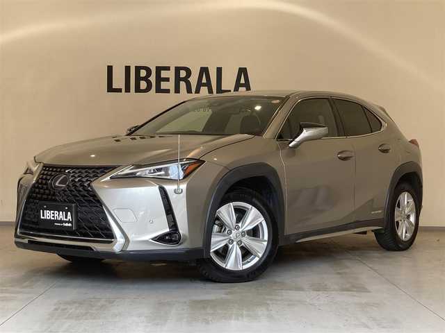 レクサス ＵＸ 250h バージョンC 熊本県 2019(平31)年 6.8万km ソニックチタニウム ・スマートキー/・プッシュスタート/・プリクラッシュセーフティ/・レーンデパーチャーアラート/・ブラインドスポットモニター/・パーキングサポートアラート/・道路標識アシスト/・先行車発進告知/・オートマチックハイビーム/・クルーズコントロール(追従式)/・レザーシート/・前席パワーシート/・前席シートヒーター/・ハンドルヒーター /・純正メモリナビ/　【BD・Bluetooth・USB・SD・AUX・MSV】/・フルセグTV/・バックカメラ/・ETC2.0/・ドライブレコーダー(前方録画)/・パワーバックドア/・LEDヘッドランプ/・LEDフォグランプ/・純正マット