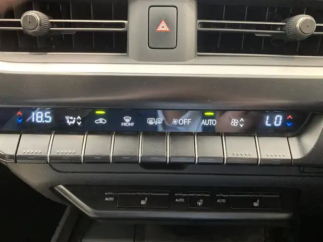 レクサス ＵＸ 250h バージョンC 熊本県 2019(平31)年 6.8万km ソニックチタニウム ・スマートキー/・プッシュスタート/・プリクラッシュセーフティ/・レーンデパーチャーアラート/・ブラインドスポットモニター/・パーキングサポートアラート/・道路標識アシスト/・先行車発進告知/・オートマチックハイビーム/・クルーズコントロール(追従式)/・レザーシート/・前席パワーシート/・前席シートヒーター/・ハンドルヒーター /・純正メモリナビ/　【BD・Bluetooth・USB・SD・AUX・MSV】/・フルセグTV/・バックカメラ/・ETC2.0/・ドライブレコーダー(前方録画)/・パワーバックドア/・LEDヘッドランプ/・LEDフォグランプ/・純正マット