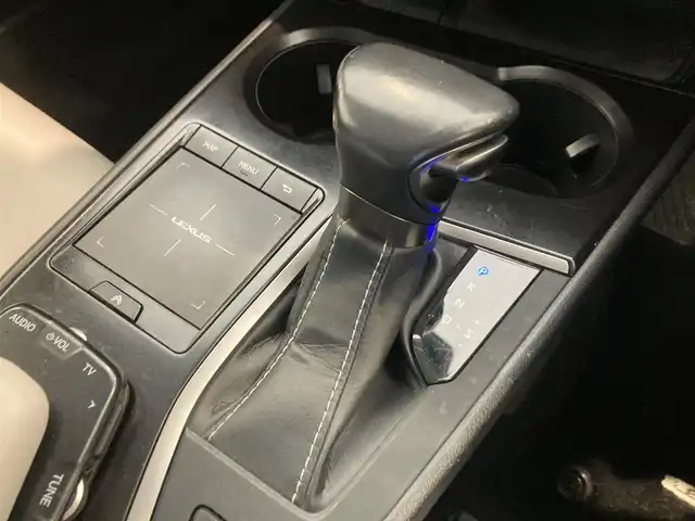 レクサス ＵＸ 250h バージョンC 熊本県 2019(平31)年 6.8万km ソニックチタニウム ・スマートキー/・プッシュスタート/・プリクラッシュセーフティ/・レーンデパーチャーアラート/・ブラインドスポットモニター/・パーキングサポートアラート/・道路標識アシスト/・先行車発進告知/・オートマチックハイビーム/・クルーズコントロール(追従式)/・レザーシート/・前席パワーシート/・前席シートヒーター/・ハンドルヒーター /・純正メモリナビ/　【BD・Bluetooth・USB・SD・AUX・MSV】/・フルセグTV/・バックカメラ/・ETC2.0/・ドライブレコーダー(前方録画)/・パワーバックドア/・LEDヘッドランプ/・LEDフォグランプ/・純正マット