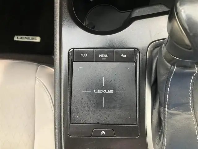 レクサス ＵＸ 250h バージョンC 熊本県 2019(平31)年 6.8万km ソニックチタニウム ・スマートキー/・プッシュスタート/・プリクラッシュセーフティ/・レーンデパーチャーアラート/・ブラインドスポットモニター/・パーキングサポートアラート/・道路標識アシスト/・先行車発進告知/・オートマチックハイビーム/・クルーズコントロール(追従式)/・レザーシート/・前席パワーシート/・前席シートヒーター/・ハンドルヒーター /・純正メモリナビ/　【BD・Bluetooth・USB・SD・AUX・MSV】/・フルセグTV/・バックカメラ/・ETC2.0/・ドライブレコーダー(前方録画)/・パワーバックドア/・LEDヘッドランプ/・LEDフォグランプ/・純正マット