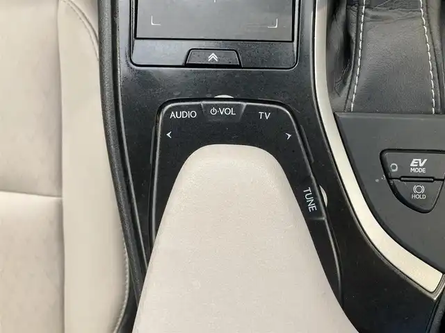 レクサス ＵＸ 250h バージョンC 熊本県 2019(平31)年 6.8万km ソニックチタニウム ・スマートキー/・プッシュスタート/・プリクラッシュセーフティ/・レーンデパーチャーアラート/・ブラインドスポットモニター/・パーキングサポートアラート/・道路標識アシスト/・先行車発進告知/・オートマチックハイビーム/・クルーズコントロール(追従式)/・レザーシート/・前席パワーシート/・前席シートヒーター/・ハンドルヒーター /・純正メモリナビ/　【BD・Bluetooth・USB・SD・AUX・MSV】/・フルセグTV/・バックカメラ/・ETC2.0/・ドライブレコーダー(前方録画)/・パワーバックドア/・LEDヘッドランプ/・LEDフォグランプ/・純正マット