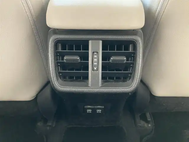 レクサス ＵＸ 250h バージョンC 熊本県 2019(平31)年 6.8万km ソニックチタニウム ・スマートキー/・プッシュスタート/・プリクラッシュセーフティ/・レーンデパーチャーアラート/・ブラインドスポットモニター/・パーキングサポートアラート/・道路標識アシスト/・先行車発進告知/・オートマチックハイビーム/・クルーズコントロール(追従式)/・レザーシート/・前席パワーシート/・前席シートヒーター/・ハンドルヒーター /・純正メモリナビ/　【BD・Bluetooth・USB・SD・AUX・MSV】/・フルセグTV/・バックカメラ/・ETC2.0/・ドライブレコーダー(前方録画)/・パワーバックドア/・LEDヘッドランプ/・LEDフォグランプ/・純正マット