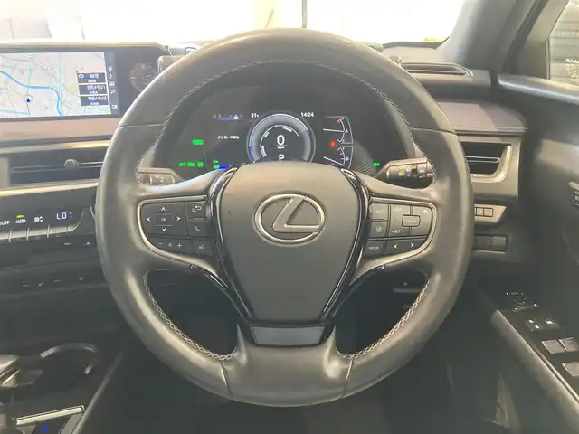 レクサス ＵＸ 250h バージョンC 熊本県 2019(平31)年 6.8万km ソニックチタニウム ・スマートキー/・プッシュスタート/・プリクラッシュセーフティ/・レーンデパーチャーアラート/・ブラインドスポットモニター/・パーキングサポートアラート/・道路標識アシスト/・先行車発進告知/・オートマチックハイビーム/・クルーズコントロール(追従式)/・レザーシート/・前席パワーシート/・前席シートヒーター/・ハンドルヒーター /・純正メモリナビ/　【BD・Bluetooth・USB・SD・AUX・MSV】/・フルセグTV/・バックカメラ/・ETC2.0/・ドライブレコーダー(前方録画)/・パワーバックドア/・LEDヘッドランプ/・LEDフォグランプ/・純正マット