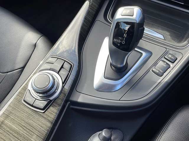 ＢＭＷ ３２０ｉ ラグジュアリー 新潟県 2012(平24)年 2.6万km 黒 黒革シート/純正メモリナビ/(BT/AM/FM/CD/DVD/フルセグTV/)/クルーズコントロール/スタッドレスタイヤ/メモリーパワーシート(運転席)/パワーシート(助手席)/シートヒーター(前席)/ABS/横滑り防止装置/盗難防止装置/アイドリングストップ/ステアリングスイッチ/スペアキー １本/電動格納ミラー