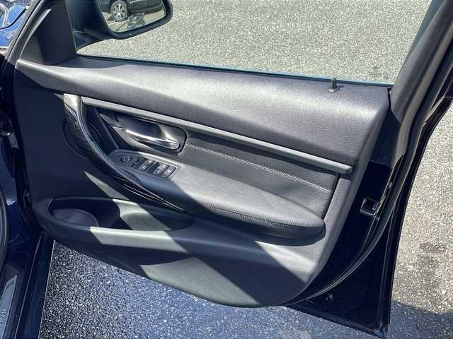 ＢＭＷ ３２０ｉ ラグジュアリー 新潟県 2012(平24)年 2.6万km 黒 黒革シート/純正メモリナビ/(BT/AM/FM/CD/DVD/フルセグTV/)/クルーズコントロール/スタッドレスタイヤ/メモリーパワーシート(運転席)/パワーシート(助手席)/シートヒーター(前席)/ABS/横滑り防止装置/盗難防止装置/アイドリングストップ/ステアリングスイッチ/スペアキー １本/電動格納ミラー