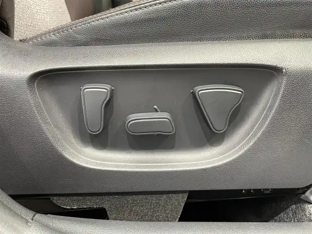 トヨタ ヤリスクロス Z 鹿児島県 2020(令2)年 3.3万km ブラックマイカ/ベージュ 2トーン 禁煙車　/ナビ機能付きディスプレイオーディオ　/・Ｂｌｕｅｔｏｏｔｈ　/・AM/FM/ビルドインＥＴＣ　/バックカメラ　/電動パーキングブレーキ　/オートホールド　/オートマチックハイビーム　/ハーフレザーシート　/シートヒーター/前後コーナーセンサー/フロントフォグ/純正アルミ/電格ミラー
