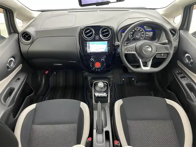 日産 ノート e－パワー X 岡山県 2018(平30)年 4.5万km ブリリアントシルバー 純正SDナビ【MM318D-W】/(CD/DVD/フルセグ/BT)/インテリジェントアラウンドビューモニター/LEDヘッドランプ(OP)/15インチ6本Y字スポークアルミ(OP)/デジタルインナーミラー/電動格納ミラー/エマージェンシーブレーキ/前方ドライブレコーダー/横滑り防止装置/前後コーナーセンサー/オートライト/スマートキー/プッシュスタート/AAC/純正フロアマット/ドアバイザー