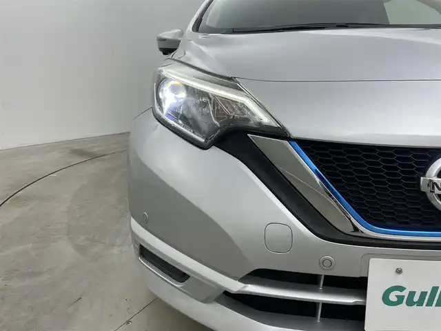日産 ノート e－パワー X 岡山県 2018(平30)年 4.5万km ブリリアントシルバー 純正SDナビ【MM318D-W】/(CD/DVD/フルセグ/BT)/インテリジェントアラウンドビューモニター/LEDヘッドランプ(OP)/15インチ6本Y字スポークアルミ(OP)/デジタルインナーミラー/電動格納ミラー/エマージェンシーブレーキ/前方ドライブレコーダー/横滑り防止装置/前後コーナーセンサー/オートライト/スマートキー/プッシュスタート/AAC/純正フロアマット/ドアバイザー