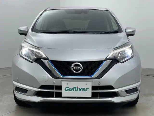 日産 ノート e－パワー X 岡山県 2018(平30)年 4.5万km ブリリアントシルバー 純正SDナビ【MM318D-W】/(CD/DVD/フルセグ/BT)/インテリジェントアラウンドビューモニター/LEDヘッドランプ(OP)/15インチ6本Y字スポークアルミ(OP)/デジタルインナーミラー/電動格納ミラー/エマージェンシーブレーキ/前方ドライブレコーダー/横滑り防止装置/前後コーナーセンサー/オートライト/スマートキー/プッシュスタート/AAC/純正フロアマット/ドアバイザー