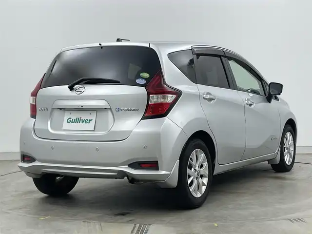 日産 ノート e－パワー X 岡山県 2018(平30)年 4.5万km ブリリアントシルバー 純正SDナビ【MM318D-W】/(CD/DVD/フルセグ/BT)/インテリジェントアラウンドビューモニター/LEDヘッドランプ(OP)/15インチ6本Y字スポークアルミ(OP)/デジタルインナーミラー/電動格納ミラー/エマージェンシーブレーキ/前方ドライブレコーダー/横滑り防止装置/前後コーナーセンサー/オートライト/スマートキー/プッシュスタート/AAC/純正フロアマット/ドアバイザー