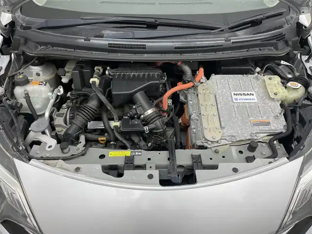 日産 ノート e－パワー X 岡山県 2018(平30)年 4.5万km ブリリアントシルバー 純正SDナビ【MM318D-W】/(CD/DVD/フルセグ/BT)/インテリジェントアラウンドビューモニター/LEDヘッドランプ(OP)/15インチ6本Y字スポークアルミ(OP)/デジタルインナーミラー/電動格納ミラー/エマージェンシーブレーキ/前方ドライブレコーダー/横滑り防止装置/前後コーナーセンサー/オートライト/スマートキー/プッシュスタート/AAC/純正フロアマット/ドアバイザー