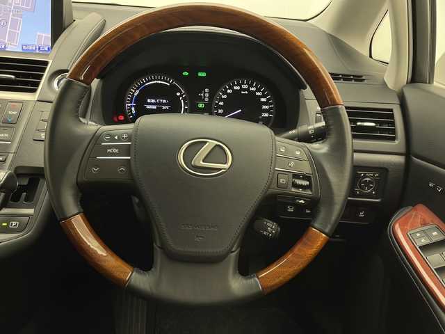 レクサス ＨＳ 250h バージョンI 宮崎県 2015(平27)年 7.5万km ソニッククォーツ 禁煙車/純正8型ナビTV/（CD/DVD/MSV/Bluetooth/フルセグTV)/純正フロントカメラ/バックカメラ/純正ビルトインETC/純正LEDオートライト/純正17インチアルミ/純正フロアマット/黒本革シート/前席シートヒーター/エアシート/前席パワーシート/パワーチルトステアリング/クルーズコントロール/ヘッドアップディスプレイ/クリアランスソナー/ウインカードアミラー/オート電動格納ミラー/電動リアシェイド/ウッドコンビ本革巻ハンドル/ウッド調パネル/スマートキー/プッシュエンジンスタート/スペアキー