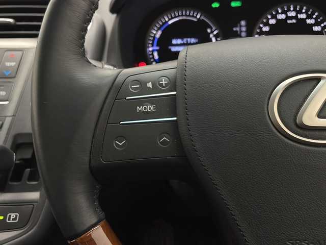 レクサス ＨＳ 250h バージョンI 宮崎県 2015(平27)年 7.5万km ソニッククォーツ 禁煙車/純正8型ナビTV/（CD/DVD/MSV/Bluetooth/フルセグTV)/純正フロントカメラ/バックカメラ/純正ビルトインETC/純正LEDオートライト/純正17インチアルミ/純正フロアマット/黒本革シート/前席シートヒーター/エアシート/前席パワーシート/パワーチルトステアリング/クルーズコントロール/ヘッドアップディスプレイ/クリアランスソナー/ウインカードアミラー/オート電動格納ミラー/電動リアシェイド/ウッドコンビ本革巻ハンドル/ウッド調パネル/スマートキー/プッシュエンジンスタート/スペアキー