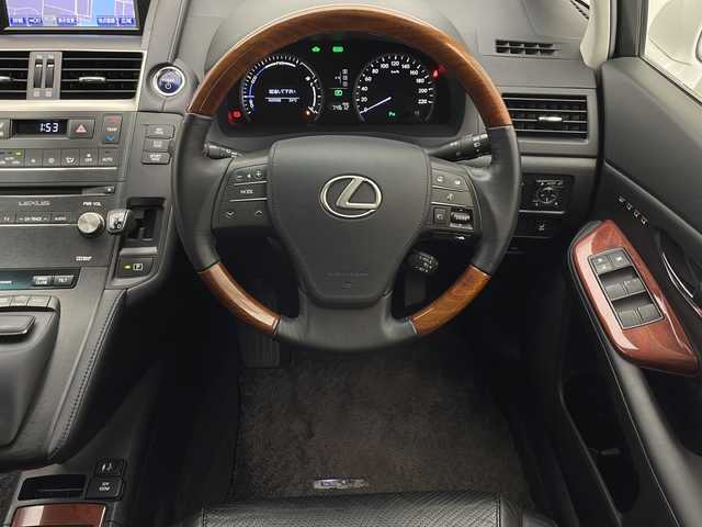 レクサス ＨＳ 250h バージョンI 宮崎県 2015(平27)年 7.5万km ソニッククォーツ 禁煙車/純正8型ナビTV/（CD/DVD/MSV/Bluetooth/フルセグTV)/純正フロントカメラ/バックカメラ/純正ビルトインETC/純正LEDオートライト/純正17インチアルミ/純正フロアマット/黒本革シート/前席シートヒーター/エアシート/前席パワーシート/パワーチルトステアリング/クルーズコントロール/ヘッドアップディスプレイ/クリアランスソナー/ウインカードアミラー/オート電動格納ミラー/電動リアシェイド/ウッドコンビ本革巻ハンドル/ウッド調パネル/スマートキー/プッシュエンジンスタート/スペアキー