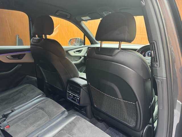 アウディ アウディ Ｑ７ 55TFSIクワトロ Sライン 千葉県 2022(令4)年 2.3万km デイトナグレーパールエフェクト 7シーターパッケージ　/ブラックスタイリングパッケージ　/バーチャルコックピット　/HUD　/ACC　/半革シート　/ナビ　/TV　/360°Bluetooth接続　/シートヒーター　/電動リアゲート　/純正21インチAW　/ワンオーナー　/ドラレコ　/ETC