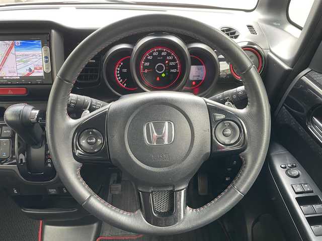 ホンダ Ｎ ＢＯＸ 2トーン カスタム ターボSSパッケージ 栃木県 2014(平26)年 7.7万km ミラノレッド 2トーンカラースタイル/あんしんパッケージ/・シティブレーキアクティブシステム(低速域衝突軽減ブレーキ＋誤発進抑制機能)/・前席用i-サイドエアバッグシステム〈容量変化タイプ〉＋サイドカーテンエアバッグシステム(前席/後席対応)/ターボパッケージ/・クルーズコントロール/・パドルシフト/・本革巻ステアリングホイール/・15インチアルミホイール/純正7インチナビ/・地デジ/・Bluetooth/・DVD/CD/SD/リアワイドカメラ/両側パワースライドドア