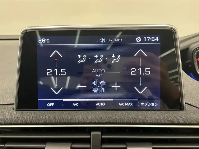 プジョー ３００８ ブルー HDi スペシャルED 岡山県 2018(平30)年 3.3万km ネイクルホワイト パノラマガラスサンルーフ/純正ナビ/リア＋左サイドカメラ/インテリジェントハイビーム/LKA/パーキングセンサー/BSM/アクティブセーフティーブレーキ/疲労検知システム/電動リアゲート/Bluetooth/パフュームディフューザー/ワイヤレスチャ－ジ/オートライト/AHB/レインセンサー/ACC/ETC