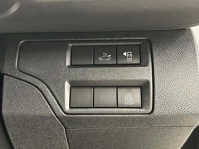 プジョー ３００８ ブルー HDi スペシャルED 岡山県 2018(平30)年 3.3万km ネイクルホワイト パノラマガラスサンルーフ/純正ナビ/リア＋左サイドカメラ/インテリジェントハイビーム/LKA/パーキングセンサー/BSM/アクティブセーフティーブレーキ/疲労検知システム/電動リアゲート/Bluetooth/パフュームディフューザー/ワイヤレスチャ－ジ/オートライト/AHB/レインセンサー/ACC/ETC