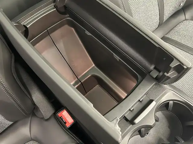 プジョー ３００８ ブルー HDi スペシャルED 岡山県 2018(平30)年 3.3万km ネイクルホワイト パノラマガラスサンルーフ/純正ナビ/リア＋左サイドカメラ/インテリジェントハイビーム/LKA/パーキングセンサー/BSM/アクティブセーフティーブレーキ/疲労検知システム/電動リアゲート/Bluetooth/パフュームディフューザー/ワイヤレスチャ－ジ/オートライト/AHB/レインセンサー/ACC/ETC