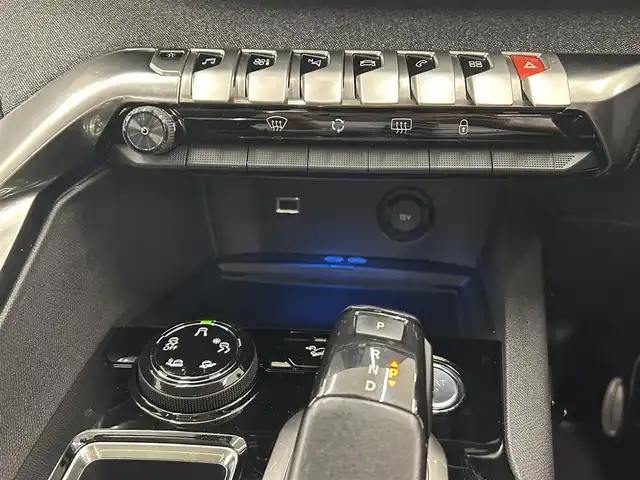 プジョー ３００８ ブルー HDi スペシャルED 岡山県 2018(平30)年 3.3万km ネイクルホワイト パノラマガラスサンルーフ/純正ナビ/リア＋左サイドカメラ/インテリジェントハイビーム/LKA/パーキングセンサー/BSM/アクティブセーフティーブレーキ/疲労検知システム/電動リアゲート/Bluetooth/パフュームディフューザー/ワイヤレスチャ－ジ/オートライト/AHB/レインセンサー/ACC/ETC