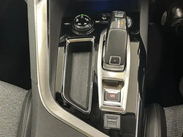 プジョー ３００８ ブルー HDi スペシャルED 岡山県 2018(平30)年 3.3万km ネイクルホワイト パノラマガラスサンルーフ/純正ナビ/リア＋左サイドカメラ/インテリジェントハイビーム/LKA/パーキングセンサー/BSM/アクティブセーフティーブレーキ/疲労検知システム/電動リアゲート/Bluetooth/パフュームディフューザー/ワイヤレスチャ－ジ/オートライト/AHB/レインセンサー/ACC/ETC