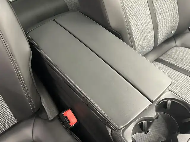 プジョー ３００８ ブルー HDi スペシャルED 岡山県 2018(平30)年 3.3万km ネイクルホワイト パノラマガラスサンルーフ/純正ナビ/リア＋左サイドカメラ/インテリジェントハイビーム/LKA/パーキングセンサー/BSM/アクティブセーフティーブレーキ/疲労検知システム/電動リアゲート/Bluetooth/パフュームディフューザー/ワイヤレスチャ－ジ/オートライト/AHB/レインセンサー/ACC/ETC