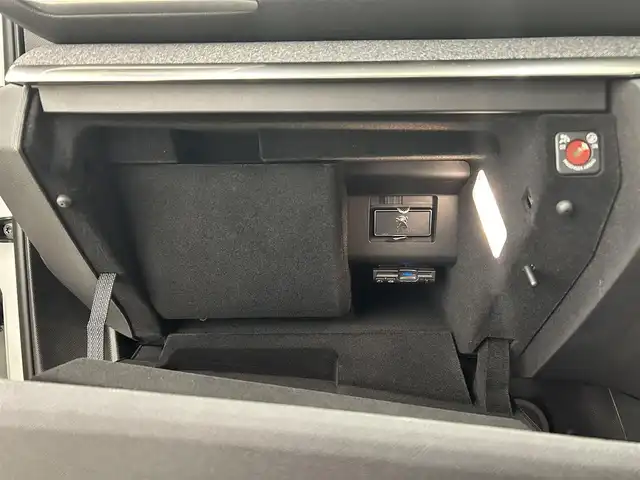 プジョー ３００８ ブルー HDi スペシャルED 岡山県 2018(平30)年 3.3万km ネイクルホワイト パノラマガラスサンルーフ/純正ナビ/リア＋左サイドカメラ/インテリジェントハイビーム/LKA/パーキングセンサー/BSM/アクティブセーフティーブレーキ/疲労検知システム/電動リアゲート/Bluetooth/パフュームディフューザー/ワイヤレスチャ－ジ/オートライト/AHB/レインセンサー/ACC/ETC