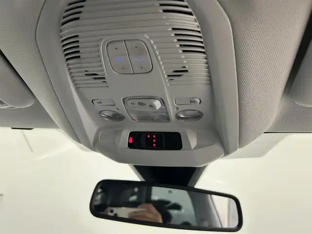 プジョー ３００８ ブルー HDi スペシャルED 岡山県 2018(平30)年 3.3万km ネイクルホワイト パノラマガラスサンルーフ/純正ナビ/リア＋左サイドカメラ/インテリジェントハイビーム/LKA/パーキングセンサー/BSM/アクティブセーフティーブレーキ/疲労検知システム/電動リアゲート/Bluetooth/パフュームディフューザー/ワイヤレスチャ－ジ/オートライト/AHB/レインセンサー/ACC/ETC