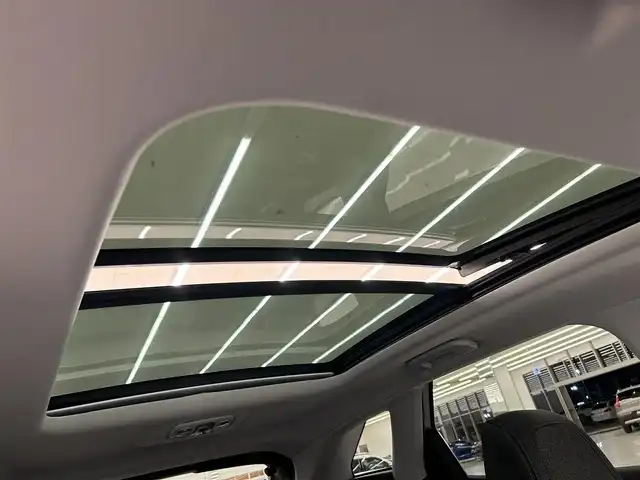 プジョー ３００８ ブルー HDi スペシャルED 岡山県 2018(平30)年 3.3万km ネイクルホワイト パノラマガラスサンルーフ/純正ナビ/リア＋左サイドカメラ/インテリジェントハイビーム/LKA/パーキングセンサー/BSM/アクティブセーフティーブレーキ/疲労検知システム/電動リアゲート/Bluetooth/パフュームディフューザー/ワイヤレスチャ－ジ/オートライト/AHB/レインセンサー/ACC/ETC