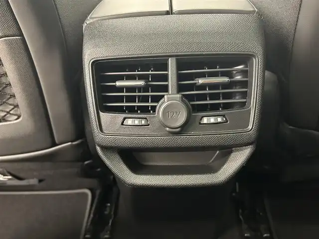 プジョー ３００８ ブルー HDi スペシャルED 岡山県 2018(平30)年 3.3万km ネイクルホワイト パノラマガラスサンルーフ/純正ナビ/リア＋左サイドカメラ/インテリジェントハイビーム/LKA/パーキングセンサー/BSM/アクティブセーフティーブレーキ/疲労検知システム/電動リアゲート/Bluetooth/パフュームディフューザー/ワイヤレスチャ－ジ/オートライト/AHB/レインセンサー/ACC/ETC