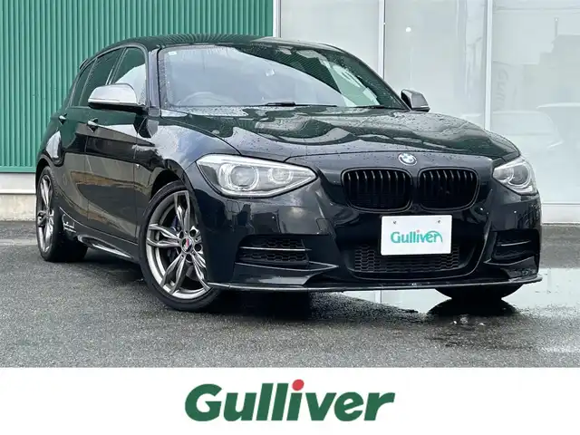 ＢＭＷ Ｍ１３５ｉ 福岡県 2015(平27)年 5.7万km サファイアブラックP ・Mパフォーマンスエアロパーツ/・純正９インチナビ　/（AM FM CD DVD ＩＰＯＤ　ＢＴ　ＨＤＭＩ　ＵＳＢ）　/・バックカメラ　/・全方位カメラ　/・フルセグＴＶ　/・前ドラレコ　/・前後コーナーセンサー　/・パーキングアシスト　/・両側パワスラ　/・衝突軽減システム　/・シートヒーター/・パドルシフト/・純正フロアマット/・純正18インチアルミ/・ハンズフリー/・ステアリングスイッチ/・キセノンヘッドライト