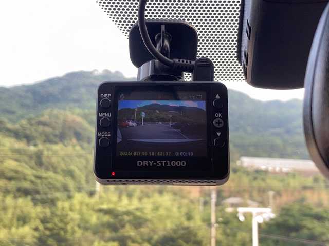トヨタ プリウス Sセーフティプラス 佐賀県 2018(平30)年 5.7万km ホワイトパールクリスタルシャイン ECLIPSEナビ/バックカメラ/プリクラッシュセーフティ/レーンディパーチャーアラート/オートハイビーム/アダプティブクルーズコントロール/パーキングアシスト/クリアランスソナー/ドライブレコーダー/ETC/プッシュスタート/スマートキー/LEDヘッドライト/フォグライト/純正アルミホイール
