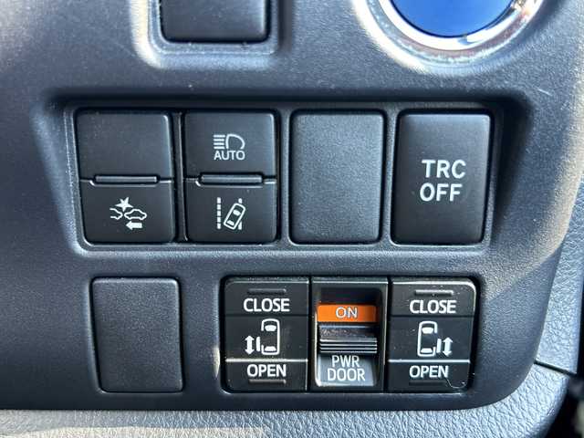 トヨタ ノア ハイブリッド Si ダブルバイビー 大阪府 2018(平30)年 5.9万km ブラック 純正10インチナビ（フルセグ/BT/DVD/CD)/純正後席モニター/両側パワースライドドア/衝突被害軽減システム/横滑り防止装置/レーンキープアシスト/オートマチックハイビーム/クルーズコントロール/アイドリングストップ/シートヒーター/ハーフレザー/純正AW(16inch)/純正LEDライト/純正フロアマット/ビルトインETC/ドライブレコーダー/スペアキー1本