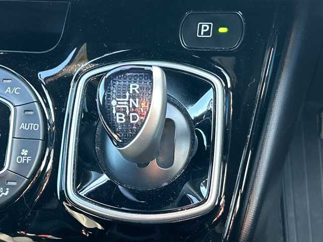 トヨタ ノア ハイブリッド Si ダブルバイビー 大阪府 2018(平30)年 5.9万km ブラック 純正10インチナビ（フルセグ/BT/DVD/CD)/純正後席モニター/両側パワースライドドア/衝突被害軽減システム/横滑り防止装置/レーンキープアシスト/オートマチックハイビーム/クルーズコントロール/アイドリングストップ/シートヒーター/ハーフレザー/純正AW(16inch)/純正LEDライト/純正フロアマット/ビルトインETC/ドライブレコーダー/スペアキー1本