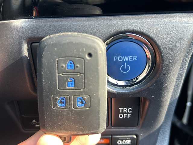 トヨタ ノア ハイブリッド Si ダブルバイビー 大阪府 2018(平30)年 5.9万km ブラック 純正10インチナビ（フルセグ/BT/DVD/CD)/純正後席モニター/両側パワースライドドア/衝突被害軽減システム/横滑り防止装置/レーンキープアシスト/オートマチックハイビーム/クルーズコントロール/アイドリングストップ/シートヒーター/ハーフレザー/純正AW(16inch)/純正LEDライト/純正フロアマット/ビルトインETC/ドライブレコーダー/スペアキー1本