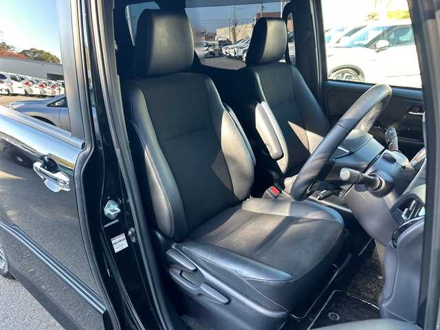 トヨタ ノア ハイブリッド Si ダブルバイビー 大阪府 2018(平30)年 5.9万km ブラック 純正10インチナビ（フルセグ/BT/DVD/CD)/純正後席モニター/両側パワースライドドア/衝突被害軽減システム/横滑り防止装置/レーンキープアシスト/オートマチックハイビーム/クルーズコントロール/アイドリングストップ/シートヒーター/ハーフレザー/純正AW(16inch)/純正LEDライト/純正フロアマット/ビルトインETC/ドライブレコーダー/スペアキー1本