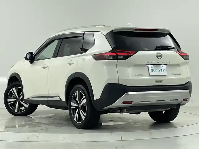 日産 エクストレイル G e－4ORCE 大阪府 2023(令5)年 1.4万km ブリリアントホワイトパール プロパイロット/エマージェンシーブレーキ/車線逸脱警報機能/車線逸脱防止機能/標識認識機能/踏み間違え防止機能/ハイビームアシスト/自動駐車/12.3in日産コネクトナビ　/　(AppleCarPlay/Bluetooth)/フルセグTV/アラウンドビューモニター/レーダークルーズコントロール/LEDヘッドライト/フォグランプ/レザーシート/パワーシート/シートヒーター/パワーバックドア/革巻きステアリング/スマートキー/ETC2.0
