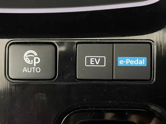 日産 エクストレイル G e－4ORCE 大阪府 2023(令5)年 1.4万km ブリリアントホワイトパール プロパイロット/エマージェンシーブレーキ/車線逸脱警報機能/車線逸脱防止機能/標識認識機能/踏み間違え防止機能/ハイビームアシスト/自動駐車/12.3in日産コネクトナビ　/　(AppleCarPlay/Bluetooth)/フルセグTV/アラウンドビューモニター/レーダークルーズコントロール/LEDヘッドライト/フォグランプ/レザーシート/パワーシート/シートヒーター/パワーバックドア/革巻きステアリング/スマートキー/ETC2.0