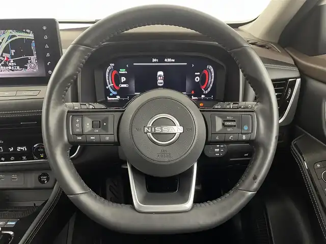 日産 エクストレイル G e－4ORCE 大阪府 2023(令5)年 1.4万km ブリリアントホワイトパール プロパイロット/エマージェンシーブレーキ/車線逸脱警報機能/車線逸脱防止機能/標識認識機能/踏み間違え防止機能/ハイビームアシスト/自動駐車/12.3in日産コネクトナビ　/　(AppleCarPlay/Bluetooth)/フルセグTV/アラウンドビューモニター/レーダークルーズコントロール/LEDヘッドライト/フォグランプ/レザーシート/パワーシート/シートヒーター/パワーバックドア/革巻きステアリング/スマートキー/ETC2.0