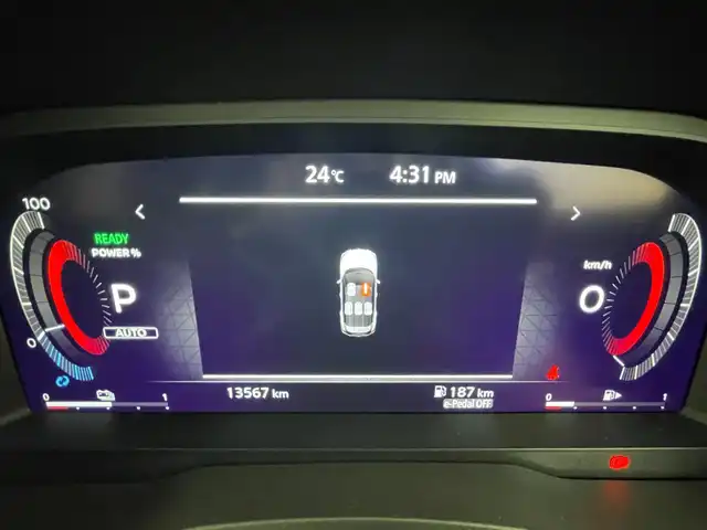 日産 エクストレイル G e－4ORCE 大阪府 2023(令5)年 1.4万km ブリリアントホワイトパール プロパイロット/エマージェンシーブレーキ/車線逸脱警報機能/車線逸脱防止機能/標識認識機能/踏み間違え防止機能/ハイビームアシスト/自動駐車/12.3in日産コネクトナビ　/　(AppleCarPlay/Bluetooth)/フルセグTV/アラウンドビューモニター/レーダークルーズコントロール/LEDヘッドライト/フォグランプ/レザーシート/パワーシート/シートヒーター/パワーバックドア/革巻きステアリング/スマートキー/ETC2.0