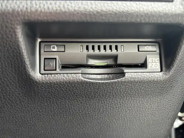 トヨタ ＲＡＶ４ G 奈良県 2019(令1)年 1.8万km アティチュードブラックマイカ 純正9インチナビ（NSZT-Y68T）/（フルセグ/BT/CD/DVD）/レーダークルーズコントロール/バックカメラ/ブラインドスポットモニター/前後コーナーセンサー/プリクラッシュセーフティ/レーンキープアシスト/パワーバックドア/レザーシート（ブラック）/運転席メモリ付きパワーシート/前席パワーシート/ステアリングヒーター/LEDヘッドライト/ETC2.0/前方ドライブレコーダー（DRT-C68A）/純正18インチAW/保証書/取り扱い説明書/スペアキーX1