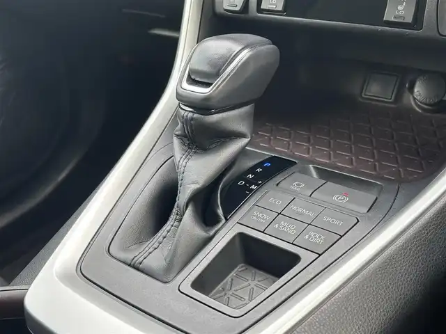 トヨタ ＲＡＶ４ G 奈良県 2019(令1)年 1.8万km アティチュードブラックマイカ 純正9インチナビ（NSZT-Y68T）/（フルセグ/BT/CD/DVD）/レーダークルーズコントロール/バックカメラ/ブラインドスポットモニター/前後コーナーセンサー/プリクラッシュセーフティ/レーンキープアシスト/パワーバックドア/レザーシート（ブラック）/運転席メモリ付きパワーシート/前席パワーシート/ステアリングヒーター/LEDヘッドライト/ETC2.0/前方ドライブレコーダー（DRT-C68A）/純正18インチAW/保証書/取り扱い説明書/スペアキーX1