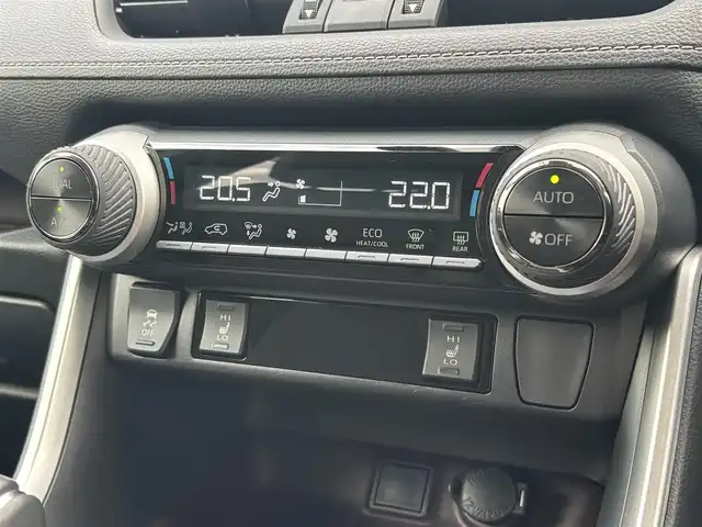 トヨタ ＲＡＶ４ G 奈良県 2019(令1)年 1.8万km アティチュードブラックマイカ 純正9インチナビ（NSZT-Y68T）/（フルセグ/BT/CD/DVD）/レーダークルーズコントロール/バックカメラ/ブラインドスポットモニター/前後コーナーセンサー/プリクラッシュセーフティ/レーンキープアシスト/パワーバックドア/レザーシート（ブラック）/運転席メモリ付きパワーシート/前席パワーシート/ステアリングヒーター/LEDヘッドライト/ETC2.0/前方ドライブレコーダー（DRT-C68A）/純正18インチAW/保証書/取り扱い説明書/スペアキーX1