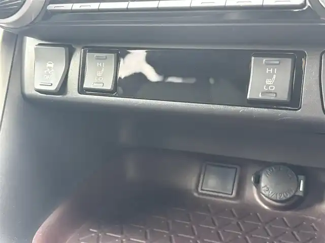 トヨタ ＲＡＶ４ G 奈良県 2019(令1)年 1.8万km アティチュードブラックマイカ 純正9インチナビ（NSZT-Y68T）/（フルセグ/BT/CD/DVD）/レーダークルーズコントロール/バックカメラ/ブラインドスポットモニター/前後コーナーセンサー/プリクラッシュセーフティ/レーンキープアシスト/パワーバックドア/レザーシート（ブラック）/運転席メモリ付きパワーシート/前席パワーシート/ステアリングヒーター/LEDヘッドライト/ETC2.0/前方ドライブレコーダー（DRT-C68A）/純正18インチAW/保証書/取り扱い説明書/スペアキーX1