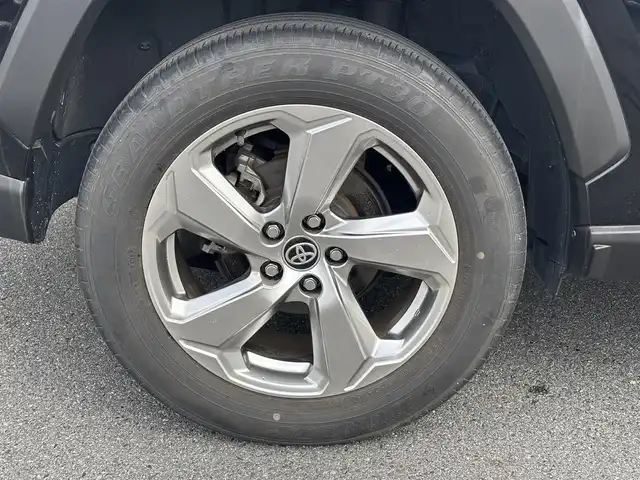 トヨタ ＲＡＶ４ G 奈良県 2019(令1)年 1.8万km アティチュードブラックマイカ 純正9インチナビ（NSZT-Y68T）/（フルセグ/BT/CD/DVD）/レーダークルーズコントロール/バックカメラ/ブラインドスポットモニター/前後コーナーセンサー/プリクラッシュセーフティ/レーンキープアシスト/パワーバックドア/レザーシート（ブラック）/運転席メモリ付きパワーシート/前席パワーシート/ステアリングヒーター/LEDヘッドライト/ETC2.0/前方ドライブレコーダー（DRT-C68A）/純正18インチAW/保証書/取り扱い説明書/スペアキーX1