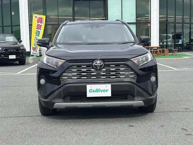 トヨタ ＲＡＶ４ G 奈良県 2019(令1)年 1.8万km アティチュードブラックマイカ 純正9インチナビ（NSZT-Y68T）/（フルセグ/BT/CD/DVD）/レーダークルーズコントロール/バックカメラ/ブラインドスポットモニター/前後コーナーセンサー/プリクラッシュセーフティ/レーンキープアシスト/パワーバックドア/レザーシート（ブラック）/運転席メモリ付きパワーシート/前席パワーシート/ステアリングヒーター/LEDヘッドライト/ETC2.0/前方ドライブレコーダー（DRT-C68A）/純正18インチAW/保証書/取り扱い説明書/スペアキーX1
