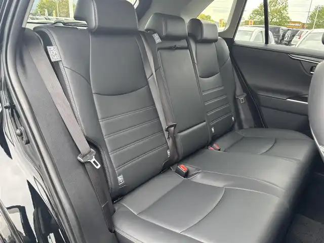 トヨタ ＲＡＶ４ G 奈良県 2019(令1)年 1.8万km アティチュードブラックマイカ 純正9インチナビ（NSZT-Y68T）/（フルセグ/BT/CD/DVD）/レーダークルーズコントロール/バックカメラ/ブラインドスポットモニター/前後コーナーセンサー/プリクラッシュセーフティ/レーンキープアシスト/パワーバックドア/レザーシート（ブラック）/運転席メモリ付きパワーシート/前席パワーシート/ステアリングヒーター/LEDヘッドライト/ETC2.0/前方ドライブレコーダー（DRT-C68A）/純正18インチAW/保証書/取り扱い説明書/スペアキーX1