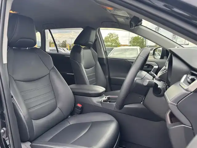 トヨタ ＲＡＶ４ G 奈良県 2019(令1)年 1.8万km アティチュードブラックマイカ 純正9インチナビ（NSZT-Y68T）/（フルセグ/BT/CD/DVD）/レーダークルーズコントロール/バックカメラ/ブラインドスポットモニター/前後コーナーセンサー/プリクラッシュセーフティ/レーンキープアシスト/パワーバックドア/レザーシート（ブラック）/運転席メモリ付きパワーシート/前席パワーシート/ステアリングヒーター/LEDヘッドライト/ETC2.0/前方ドライブレコーダー（DRT-C68A）/純正18インチAW/保証書/取り扱い説明書/スペアキーX1